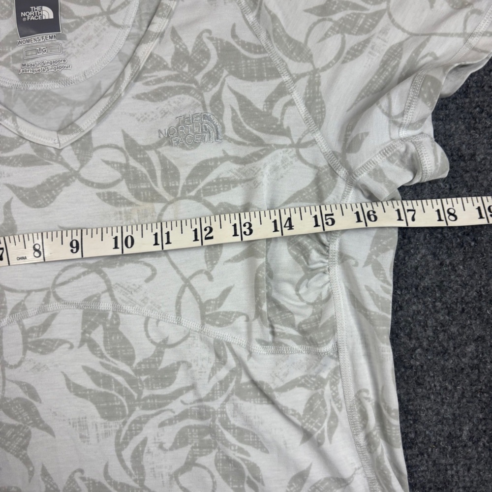 THE NORTH FACE Women’s Grey/White Print V-Neck Short Sleeve Shirt size: Large - Picture 5 of 7